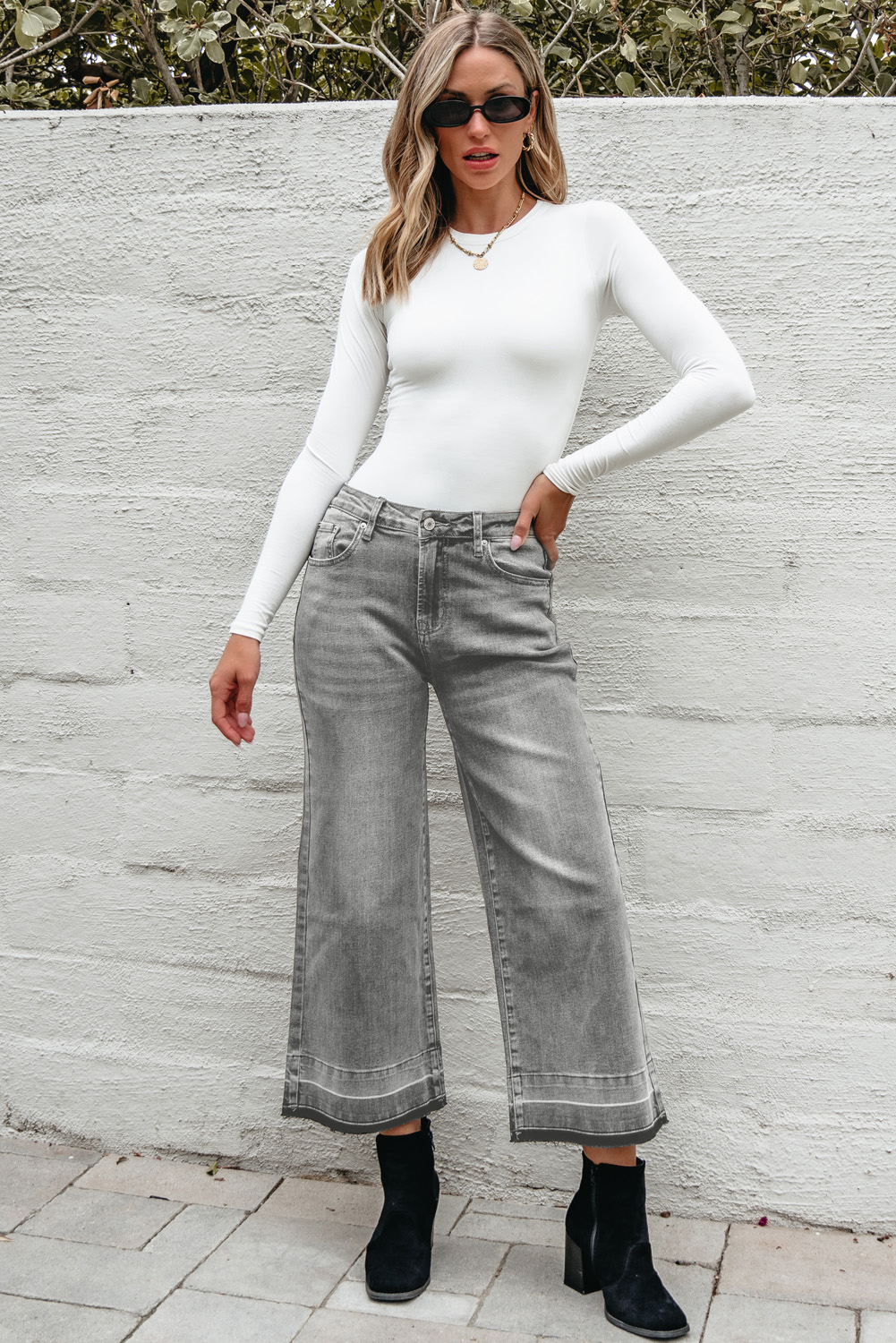 Women's Gray High Waist Straight Leg Jeans – Trendy Loose Fit with Raw Hem for Casual Outings - Detail View 3 Women's Gray High Waist Straight Leg Jeans – Trendy Loose Fit with Raw Hem for Casual Outings - Detail View 3