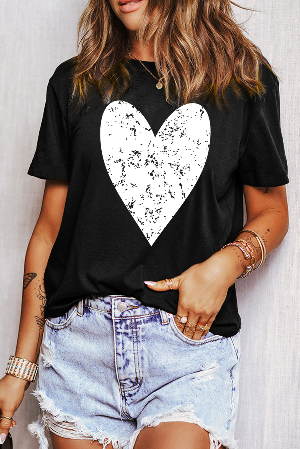 Women's T-Shirt, Black, Valentine's Day, Heart Print, Graphic Tee, Casual Style, Short Sleeve, Round Neck, Comfortable, Daily Wear, Summer Fashion, Love Theme, Versatile Tops, Shift Silhouette - Detail View 4 Women's T-Shirt, Black, Valentine's Day, Heart Print, Graphic Tee, Casual Style, Short Sleeve, Round Neck, Comfortable, Daily Wear, Summer Fashion, Love Theme, Versatile Tops, Shift Silhouette - Detail View 4