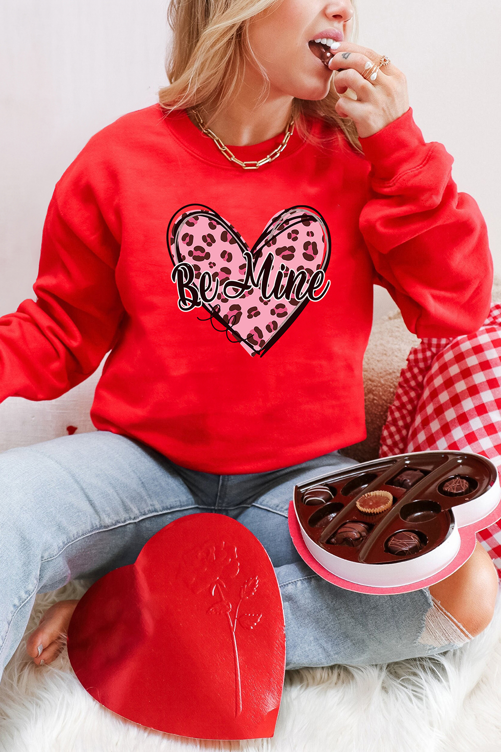 Women's Sweatshirt, Red Sweatshirt, Valentine’s Day, Leopard Print, Heart Design, Be Mine Slogan, Crewneck, Casual Style, Long Sleeve, Daily Wear, Trendy Outfit, Fall & Autumn Fashion, Graphic Sweatshirts - Detail View 4 Women's Sweatshirt, Red Sweatshirt, Valentine’s Day, Leopard Print, Heart Design, Be Mine Slogan, Crewneck, Casual Style, Long Sleeve, Daily Wear, Trendy Outfit, Fall & Autumn Fashion, Graphic Sweatshirts - Detail View 4