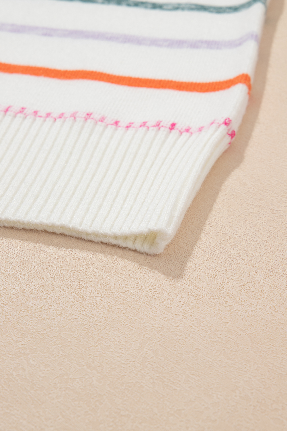 Luxuriously Knitted Sweater for Winter Comfort - Casual Style - Detail View 18 Luxuriously Knitted Sweater for Winter Comfort - Casual Style - Detail View 18