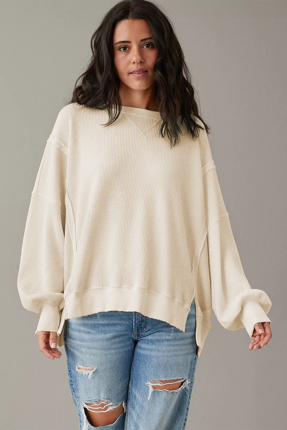 Relaxed and Trendy: Oversized White Sweatshirt with Elegant Bishop Sleeves - Detail View 3 Relaxed and Trendy: Oversized White Sweatshirt with Elegant Bishop Sleeves - Detail View 3