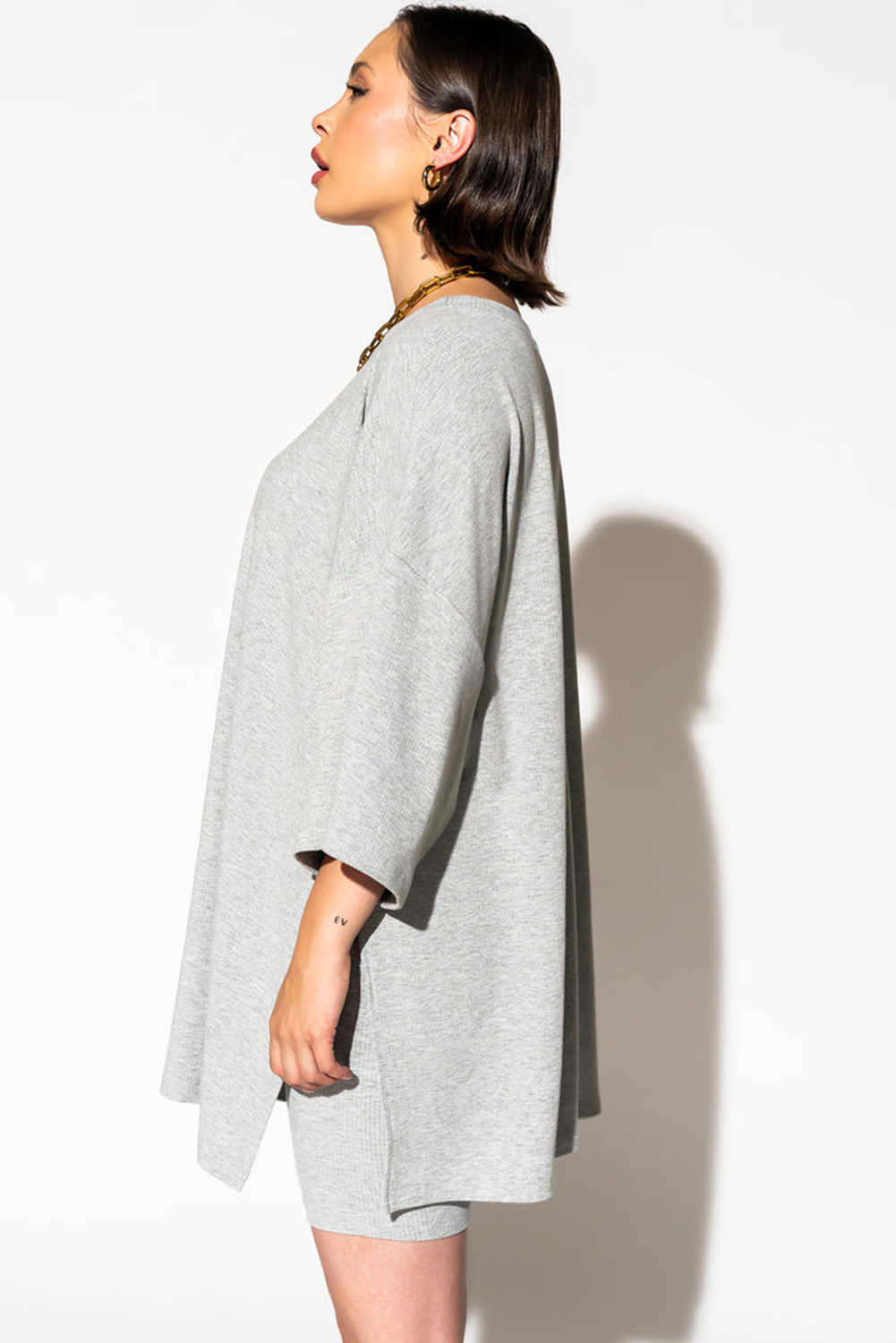 Versatile Two-Piece Set: Light Grey Tunic Top and Slim Shorts - Detail View 2 Versatile Two-Piece Set: Light Grey Tunic Top and Slim Shorts - Detail View 2