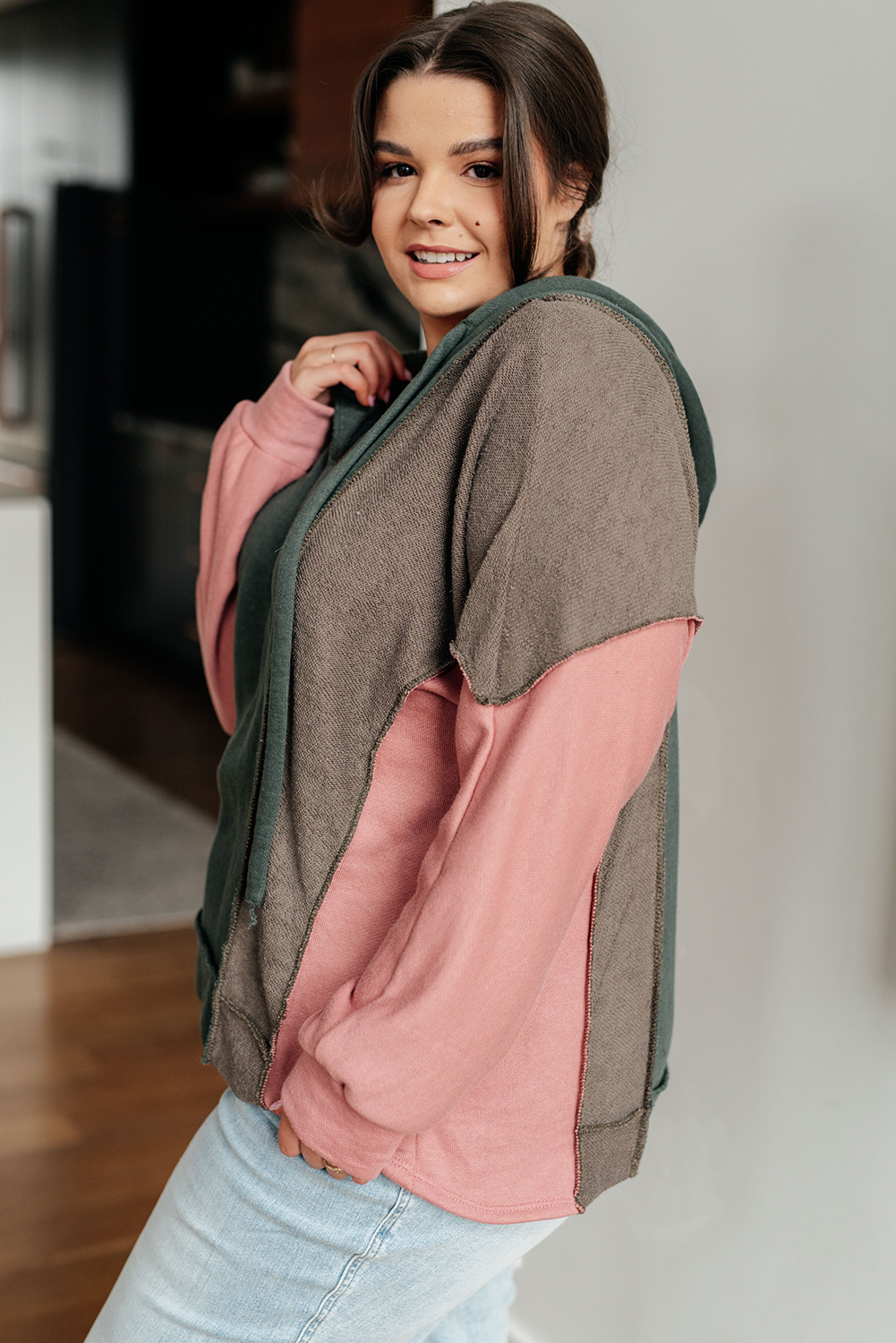 Stay warm and stylish all year round with this Plus Size Women's Breen Colorblock Patchwork V Neck Hoodie. Designed specifically for plus sizes, this loose hoodie provides a comfortable fit and versatility for all seasons. The trendy colorblock and patchwork design adds a stylish touch, while the cozy hood and flattering V neckline ensure added style and warmth. Perfect for daily wear, this hoodie is a must-have addition to your wardrobe, featuring delicate cuttings and attractive prices. - Detail View 4 Stay warm and stylish all year round with this Plus Size Women's Breen Colorblock Patchwork V Neck Hoodie. Designed specifically for plus sizes, this loose hoodie provides a comfortable fit and versatility for all seasons. The trendy colorblock and patchwork design adds a stylish touch, while the cozy hood and flattering V neckline ensure added style and warmth. Perfect for daily wear, this hoodie is a must-have addition to your wardrobe, featuring delicate cuttings and attractive prices. - Detail View 4