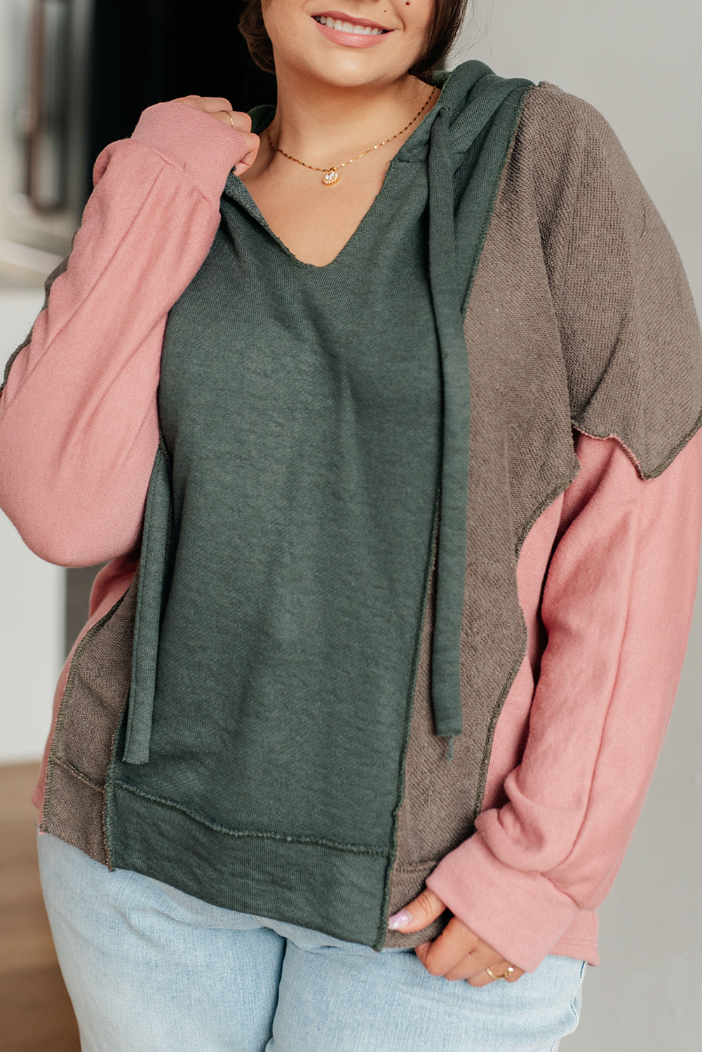 Cozy Breen Hoodie with Colorblock Design - Perfect for Plus Size Women - Detail View 2 Cozy Breen Hoodie with Colorblock Design - Perfect for Plus Size Women - Detail View 2