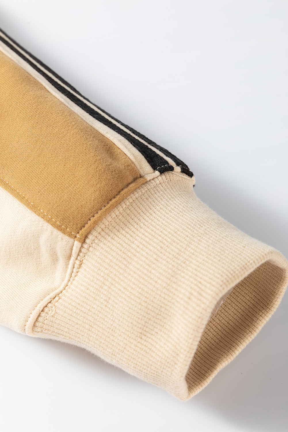 Comfortable Beige Sweatshirt with Ribbed Neckline and Cuffs - Perfect for Everyday Wear - Detail View 11 Comfortable Beige Sweatshirt with Ribbed Neckline and Cuffs - Perfect for Everyday Wear - Detail View 11