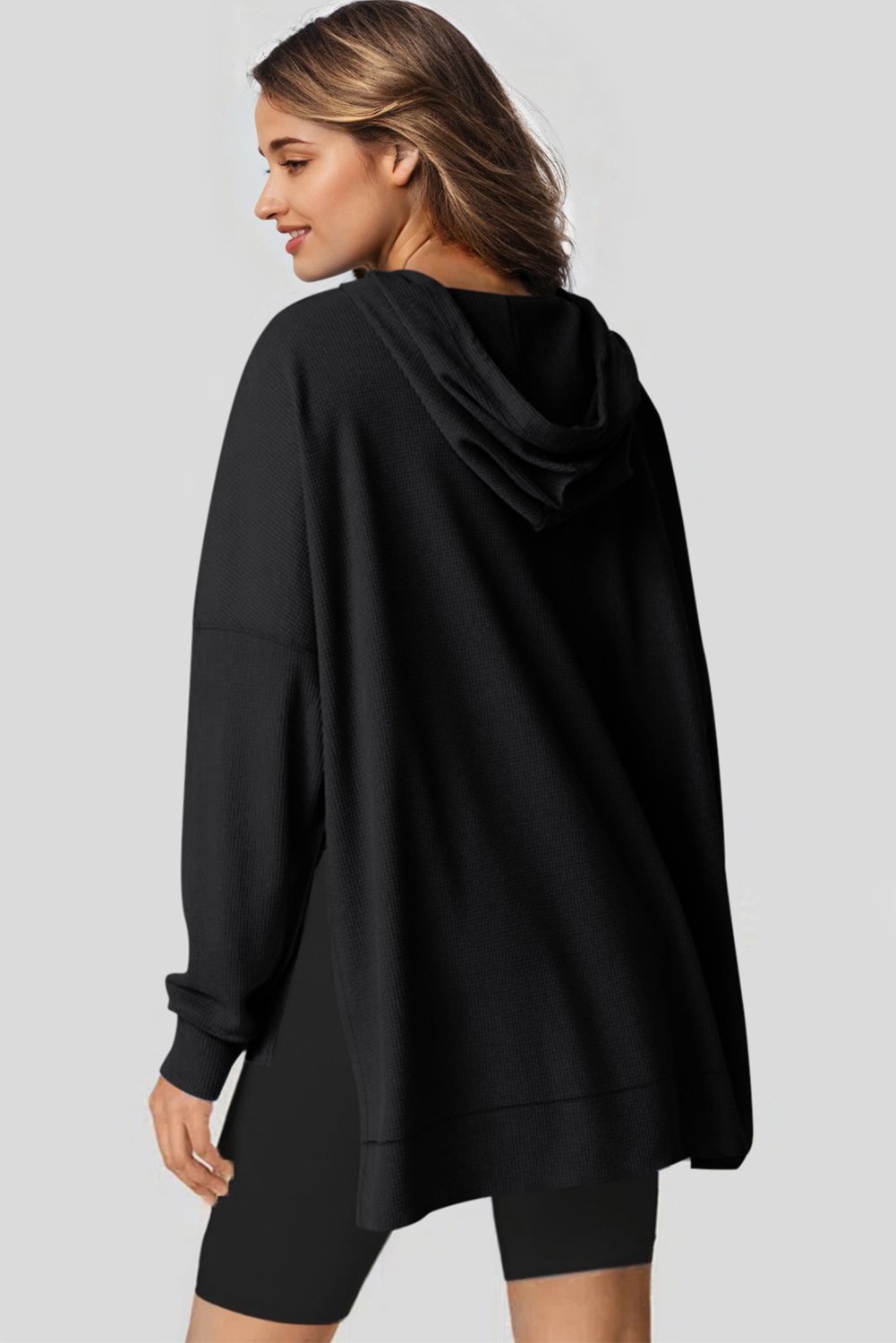 Cozy and Stylish: Black High-Low Hoodie with Fleece Lining - Detail View 2 Cozy and Stylish: Black High-Low Hoodie with Fleece Lining - Detail View 2