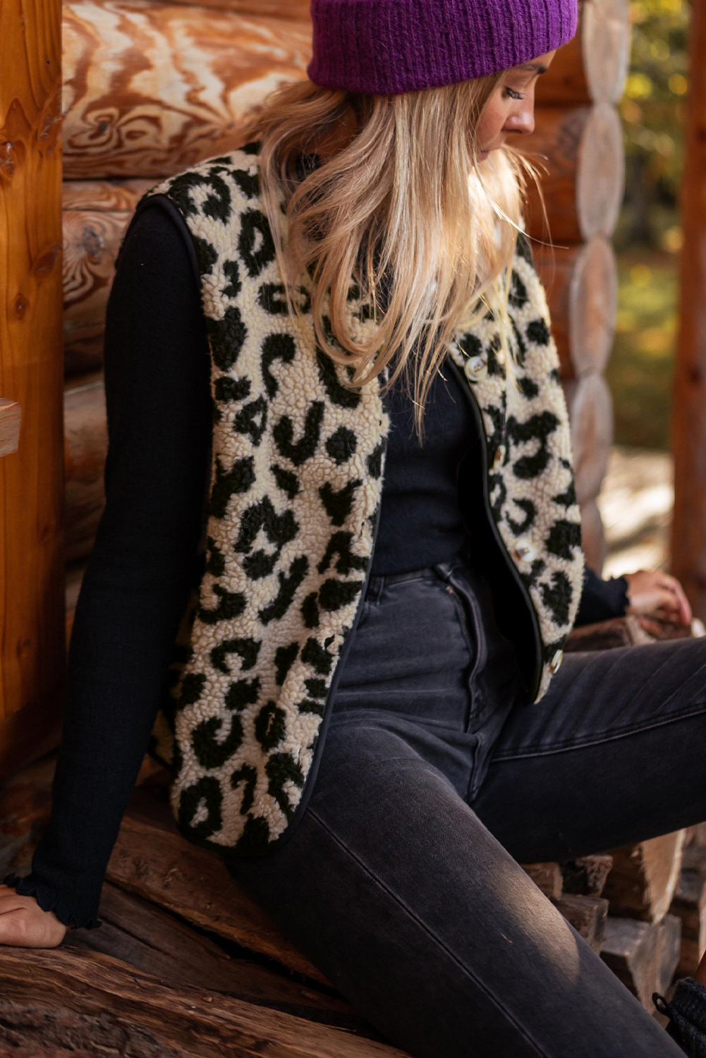 Trendy Sleeveless Vest: Black Leopard Print, Plush Sherpa Material - Detail View 17 Trendy Sleeveless Vest: Black Leopard Print, Plush Sherpa Material - Detail View 17