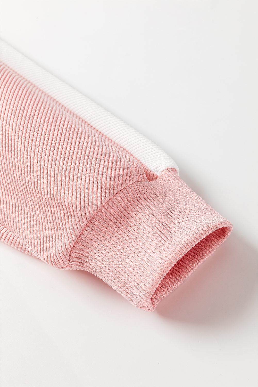 Cozy Oversized Sweatshirt for Women - Stylish Colorblock with Long Sleeves - Detail View 7 Cozy Oversized Sweatshirt for Women - Stylish Colorblock with Long Sleeves - Detail View 7