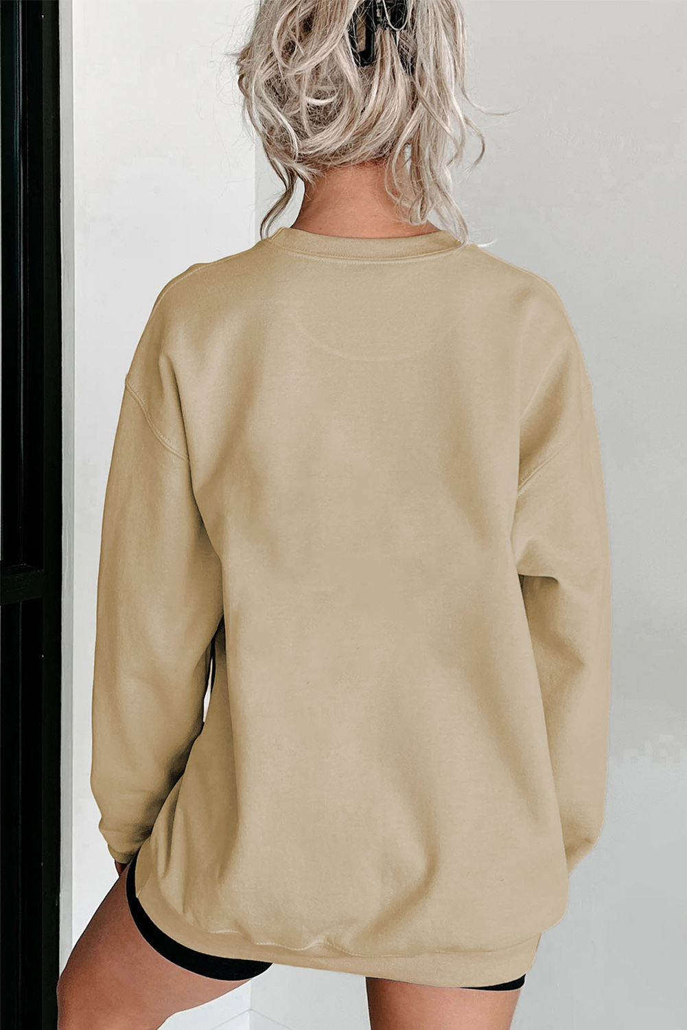 Cozy and Stylish Pullover Sweatshirt with Embroidered 'Thankful' Motif - Detail View 3 Cozy and Stylish Pullover Sweatshirt with Embroidered 'Thankful' Motif - Detail View 3