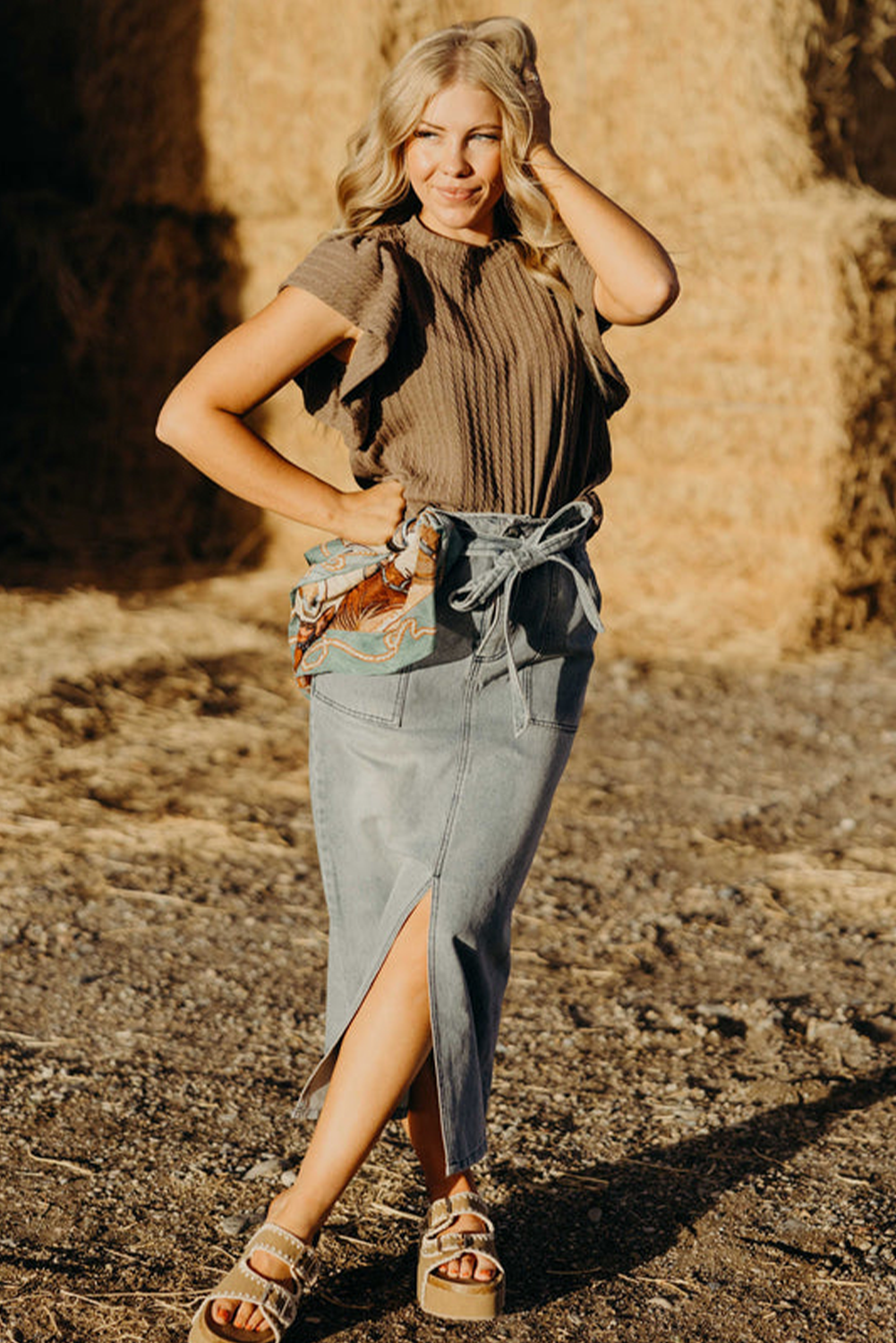 Chic Round Neck Textured Top with Ruffle Detail - Must-Have for Every Wardrobe - Detail View 3 Chic Round Neck Textured Top with Ruffle Detail - Must-Have for Every Wardrobe - Detail View 3