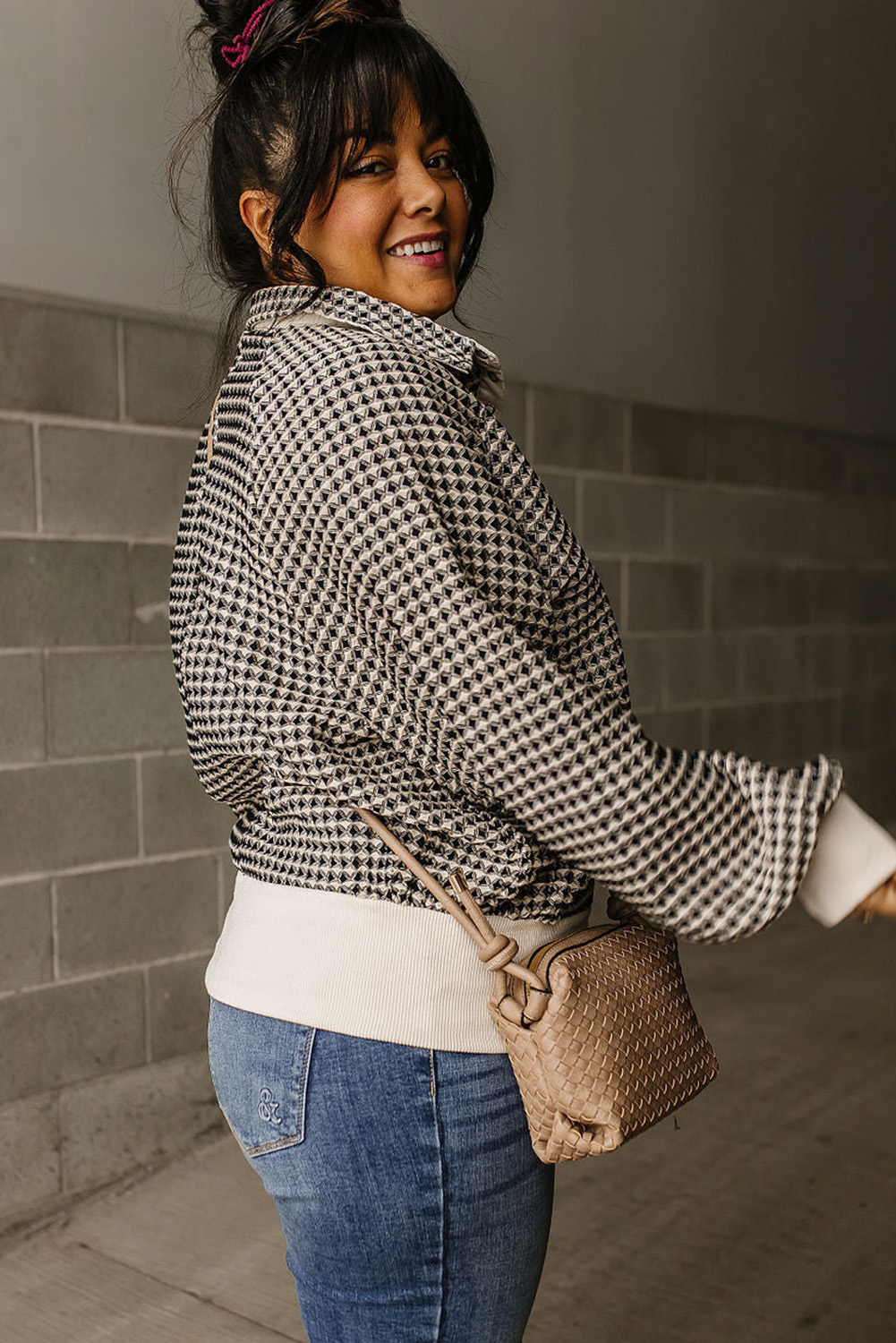 Stylish and Comfortable Long Sleeve Pullover - Perfect for Daily Wear - Detail View 3 Stylish and Comfortable Long Sleeve Pullover - Perfect for Daily Wear - Detail View 3