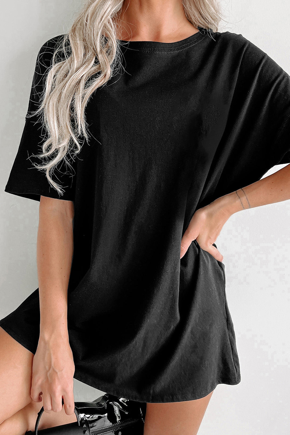 Women's Black Solid Color Round Neck Short Sleeve Basic Tunic T-Shirt - Detail View 6 Women's Black Solid Color Round Neck Short Sleeve Basic Tunic T-Shirt - Detail View 6