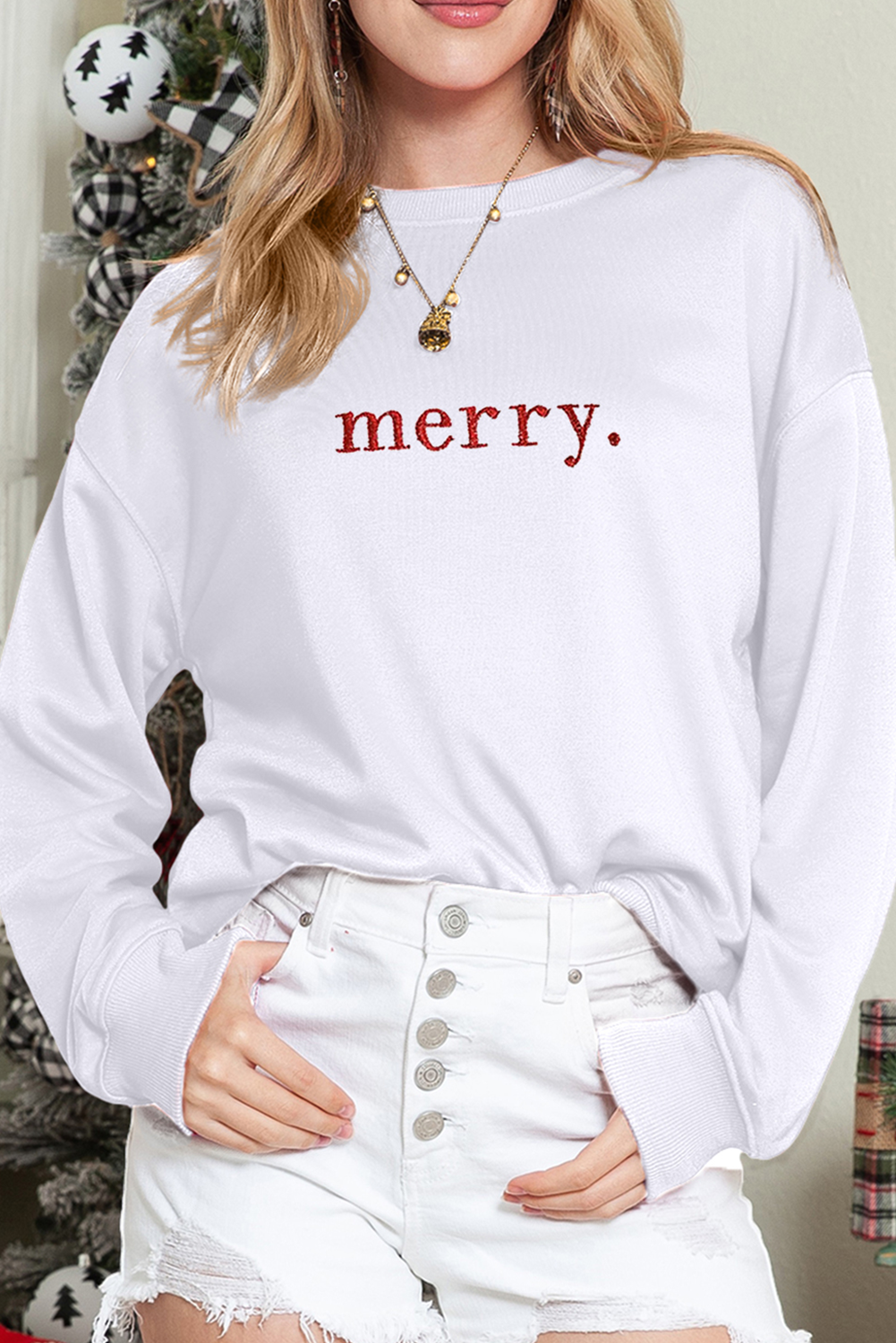 Festive Beige Sweatshirt with 'Merry' Embroidery - Perfect for Christmas - Detail View 6 Festive Beige Sweatshirt with 'Merry' Embroidery - Perfect for Christmas - Detail View 6