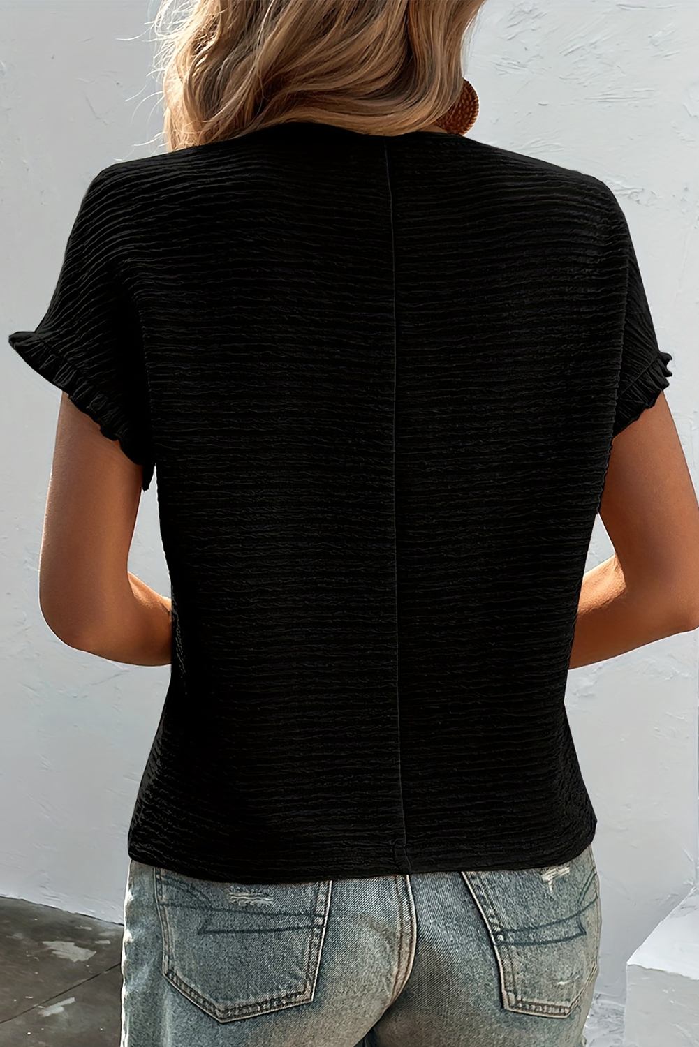 Versatile Round Neck Blouse: Elegant and Comfortable for Daily Wear - Detail View 3 Versatile Round Neck Blouse: Elegant and Comfortable for Daily Wear - Detail View 3