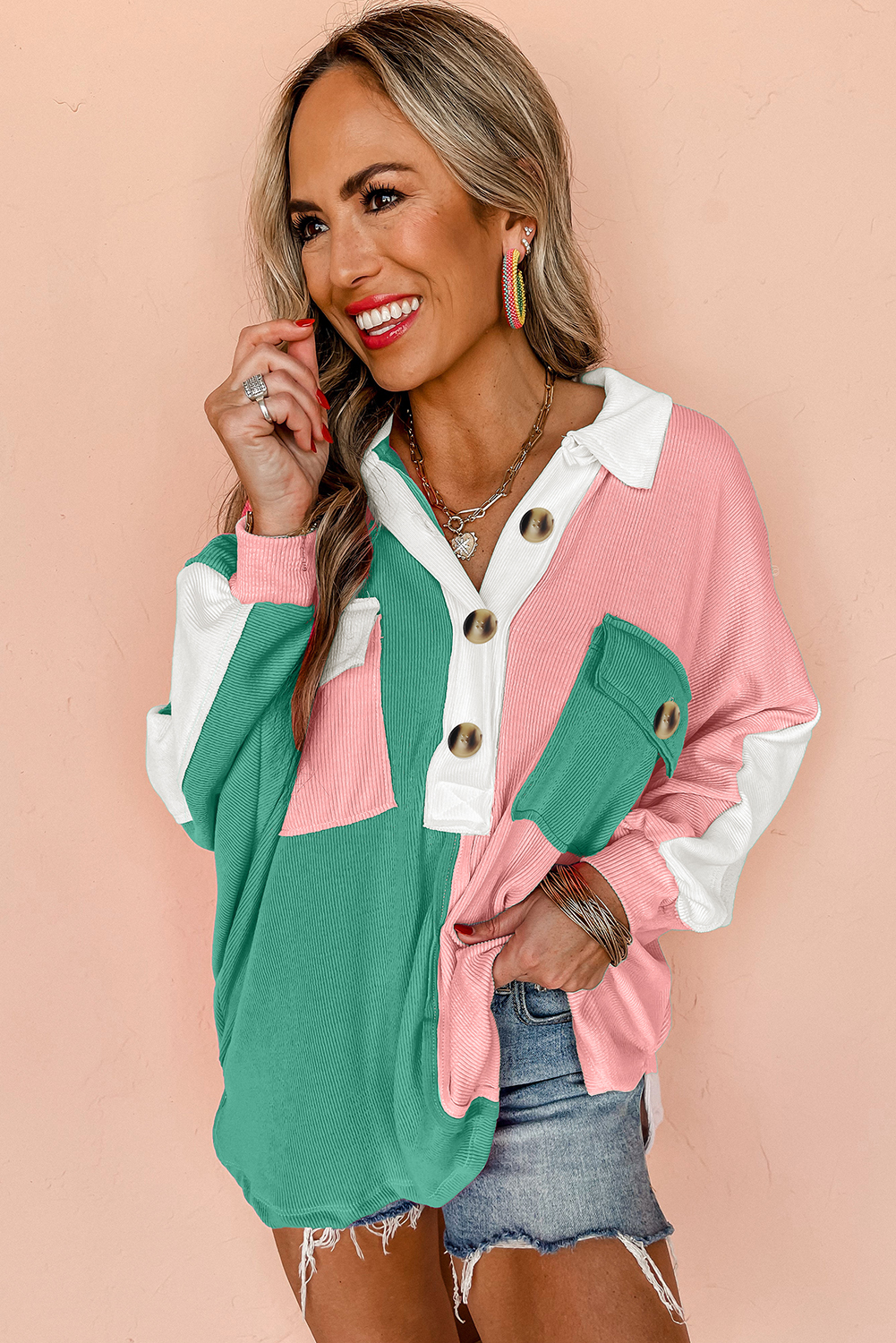 Cozy Oversized Sweatshirt for Women - Stylish Colorblock with Long Sleeves - Detail View 3 Cozy Oversized Sweatshirt for Women - Stylish Colorblock with Long Sleeves - Detail View 3