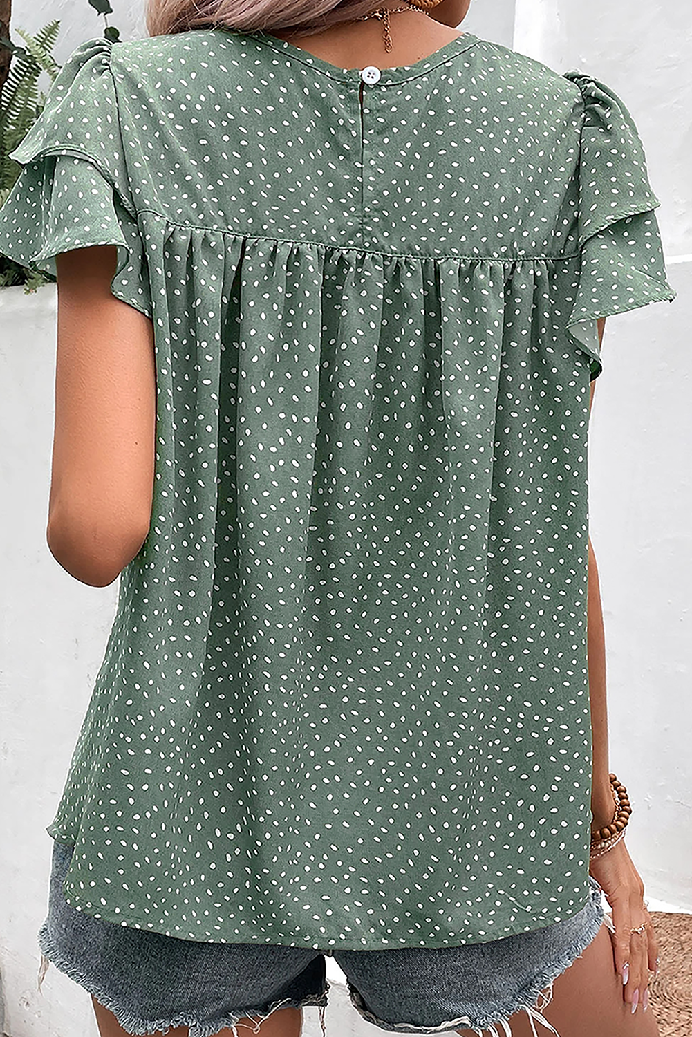 Flattering Ruched Blouse: Feminine and Stylish Look for Various Occasions - Detail View 3 Flattering Ruched Blouse: Feminine and Stylish Look for Various Occasions - Detail View 3