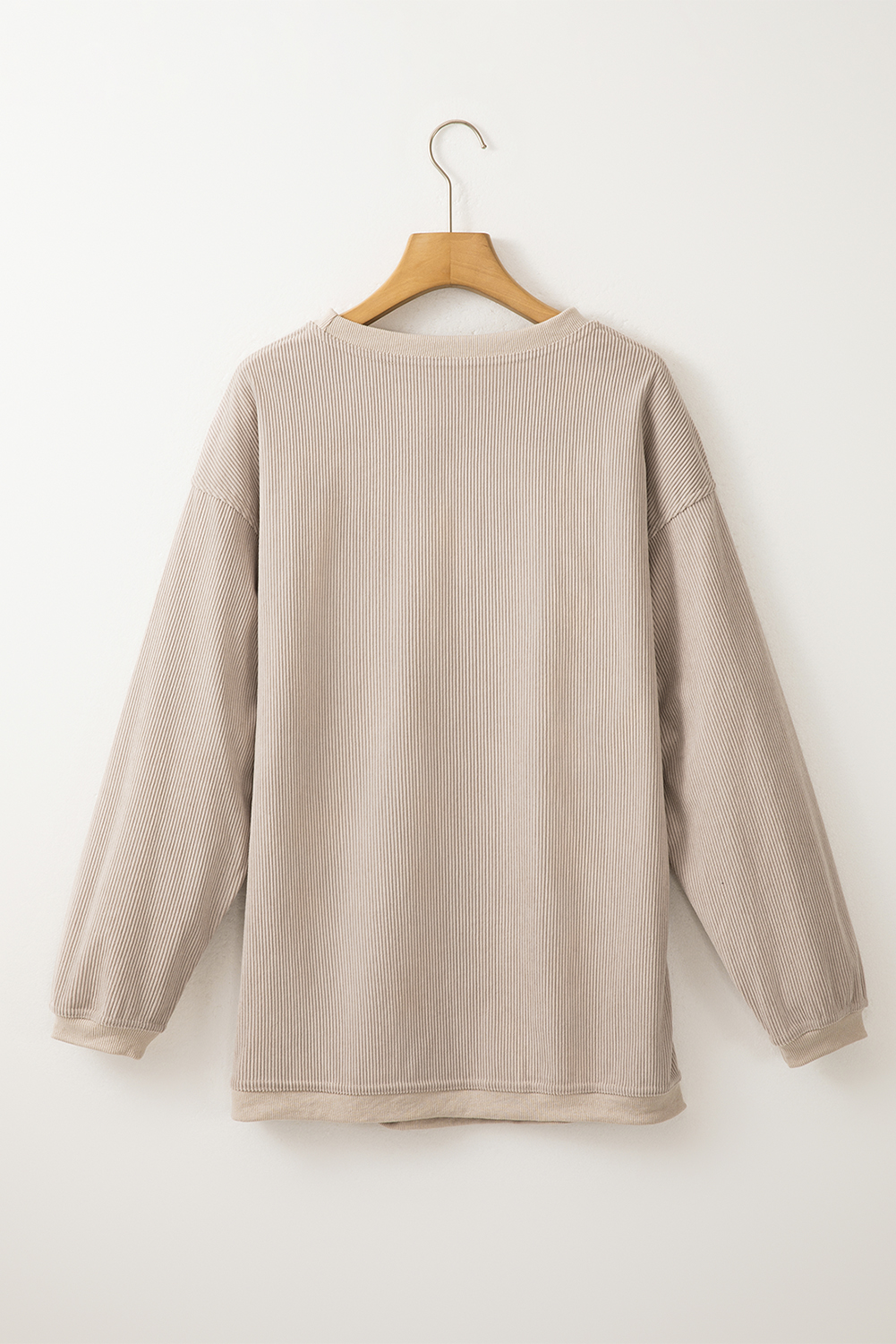 Stylish Winter Essential: Women's Oversized Sweatshirt in Smoke Gray - Detail View 3 Stylish Winter Essential: Women's Oversized Sweatshirt in Smoke Gray - Detail View 3