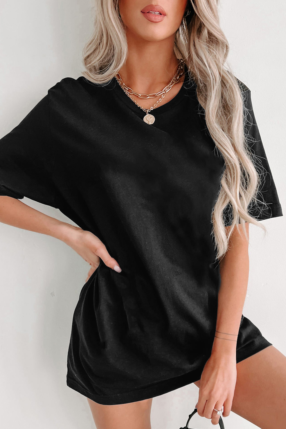 Timeless and Versatile: Black Solid Color Crew Neck Tunic Tee - Detail View 2 Timeless and Versatile: Black Solid Color Crew Neck Tunic Tee - Detail View 2