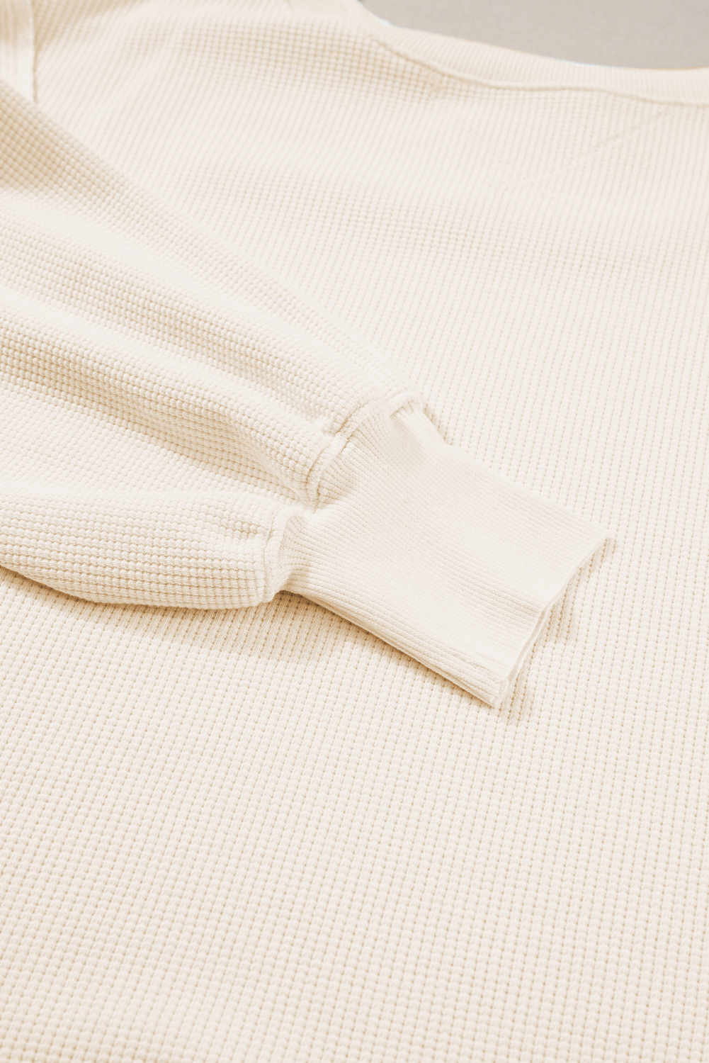Achieve a cozy and stylish look with this Women's White Waffle Knit Bishop Sleeve Split Oversized Sweatshirt. The waffle knit construction provides both comfort and texture, making it a perfect choice for a relaxed yet on-trend silhouette. The oversized fit adds to the comfort and offers a fashionable look. Its solid white color makes it versatile and easy to style, suitable for various outfit combinations. The elegant bishop sleeves add a touch of sophistication to the sweatshirt, striking the perfect balance between chic and casual. Made from a blend of 60% cotton and 40% polyester, this sweatshirt ensures durability and breathability, ideal for the fall and autumn seasons. The round neck and split details add a modern and stylish touch to the classic sweatshirt design. Pair it with your favorite jeans or leggings for a chic and comfortable outfit. - Detail View 9 Achieve a cozy and stylish look with this Women's White Waffle Knit Bishop Sleeve Split Oversized Sweatshirt. The waffle knit construction provides both comfort and texture, making it a perfect choice for a relaxed yet on-trend silhouette. The oversized fit adds to the comfort and offers a fashionable look. Its solid white color makes it versatile and easy to style, suitable for various outfit combinations. The elegant bishop sleeves add a touch of sophistication to the sweatshirt, striking the perfect balance between chic and casual. Made from a blend of 60% cotton and 40% polyester, this sweatshirt ensures durability and breathability, ideal for the fall and autumn seasons. The round neck and split details add a modern and stylish touch to the classic sweatshirt design. Pair it with your favorite jeans or leggings for a chic and comfortable outfit. - Detail View 9
