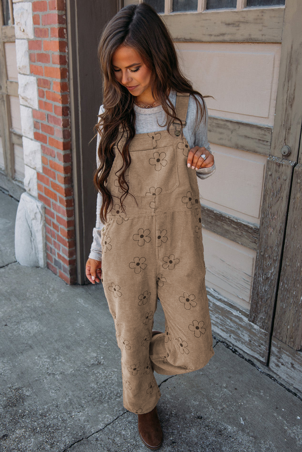 Durable Corduroy Wide Leg Overalls - Perfect for Casual and Semi-Formal Occasions - Detail View 3 Durable Corduroy Wide Leg Overalls - Perfect for Casual and Semi-Formal Occasions - Detail View 3