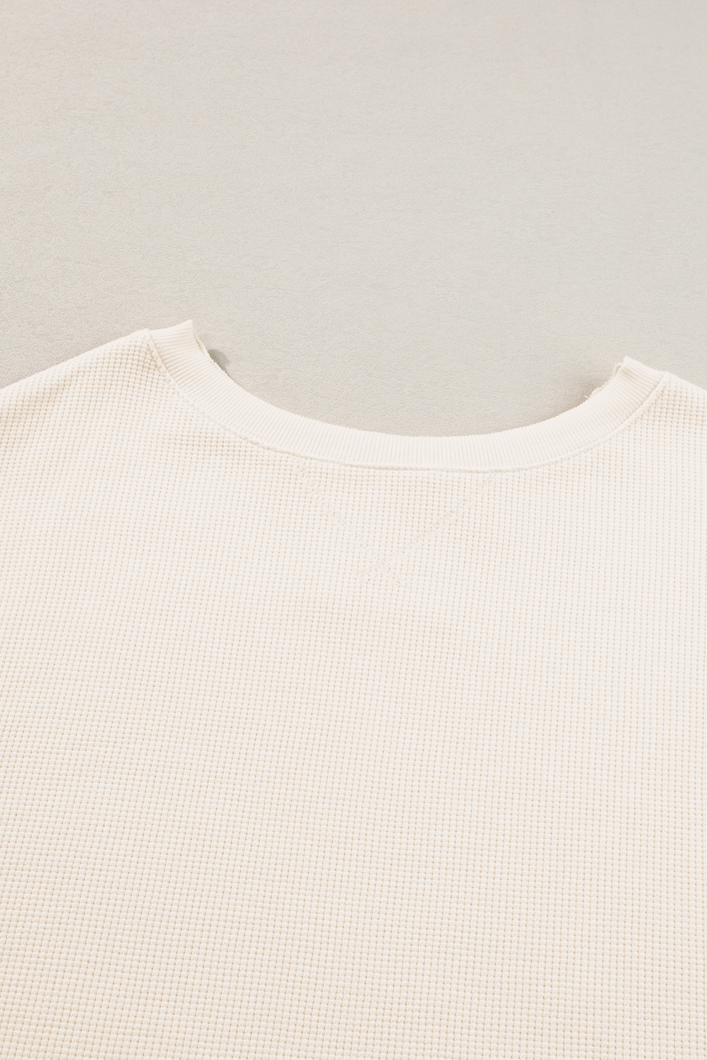 Relaxed and Trendy: Oversized White Sweatshirt with Elegant Bishop Sleeves - Detail View 8 Relaxed and Trendy: Oversized White Sweatshirt with Elegant Bishop Sleeves - Detail View 8
