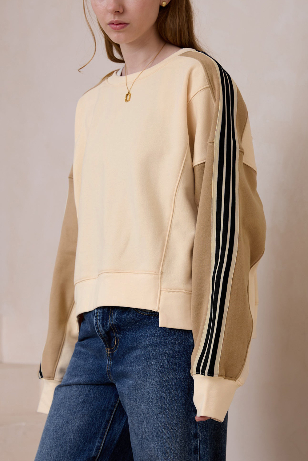 Comfortable Beige Sweatshirt with Ribbed Neckline and Cuffs - Perfect for Everyday Wear - Detail View 3 Comfortable Beige Sweatshirt with Ribbed Neckline and Cuffs - Perfect for Everyday Wear - Detail View 3