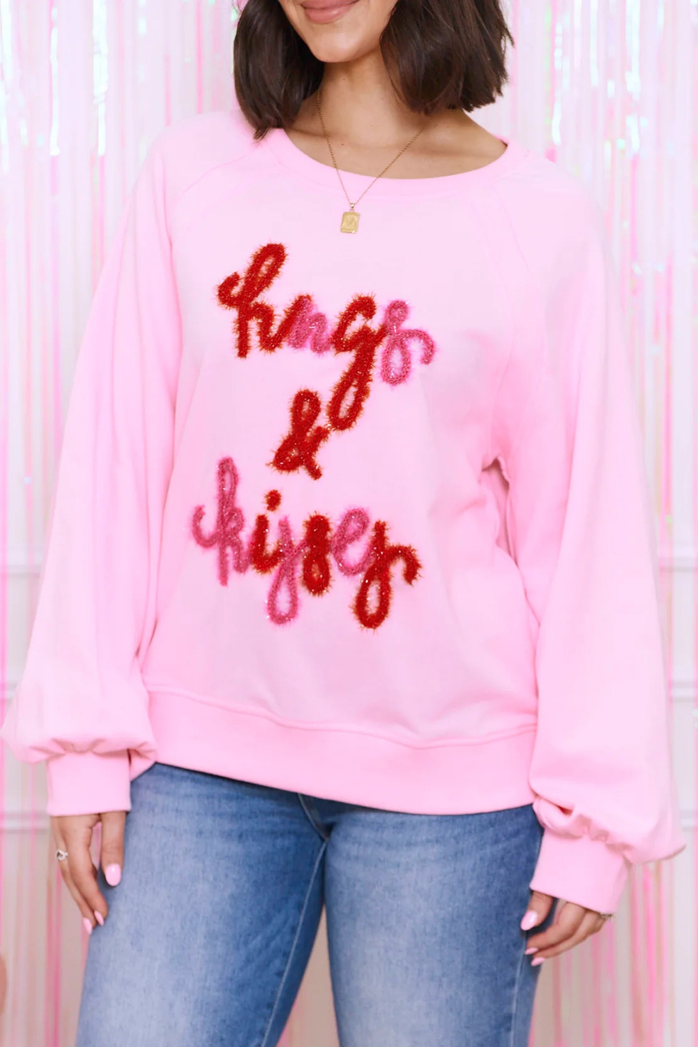 Cozy and Stylish Pink Sweatshirt with Hugs and Kisses Embroidery, Perfect for Daily Wear - Detail View 2 Cozy and Stylish Pink Sweatshirt with Hugs and Kisses Embroidery, Perfect for Daily Wear - Detail View 2