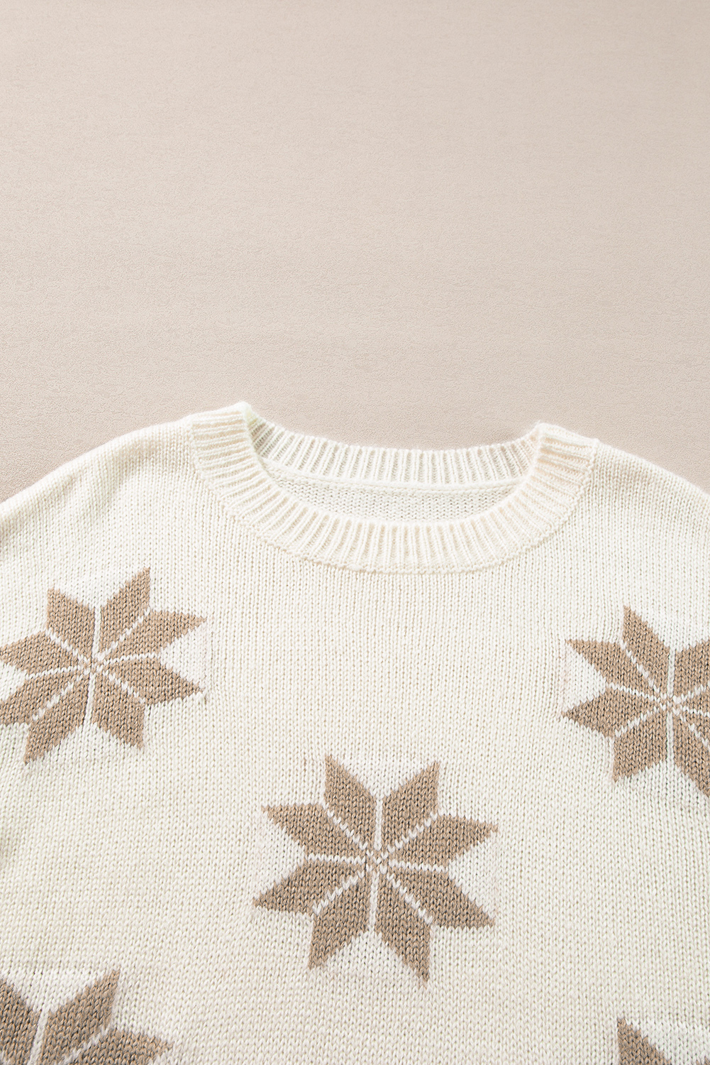 Cozy Long Sleeve White Snowflake Sweater - Perfect for Christmas Celebrations - Detail View 14 Cozy Long Sleeve White Snowflake Sweater - Perfect for Christmas Celebrations - Detail View 14