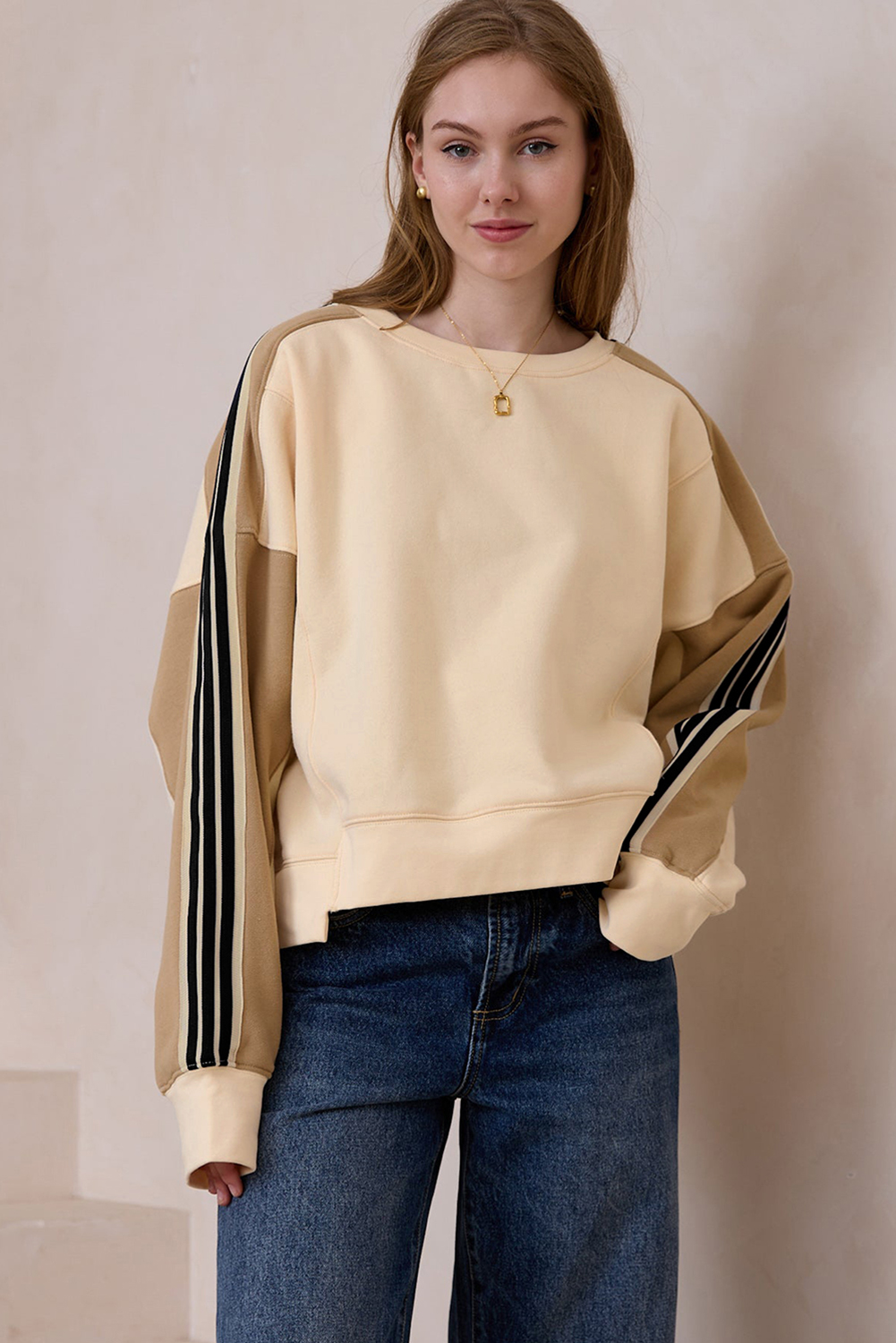 Comfortable Beige Sweatshirt with Ribbed Neckline and Cuffs - Perfect for Everyday Wear - Detail View 7 Comfortable Beige Sweatshirt with Ribbed Neckline and Cuffs - Perfect for Everyday Wear - Detail View 7