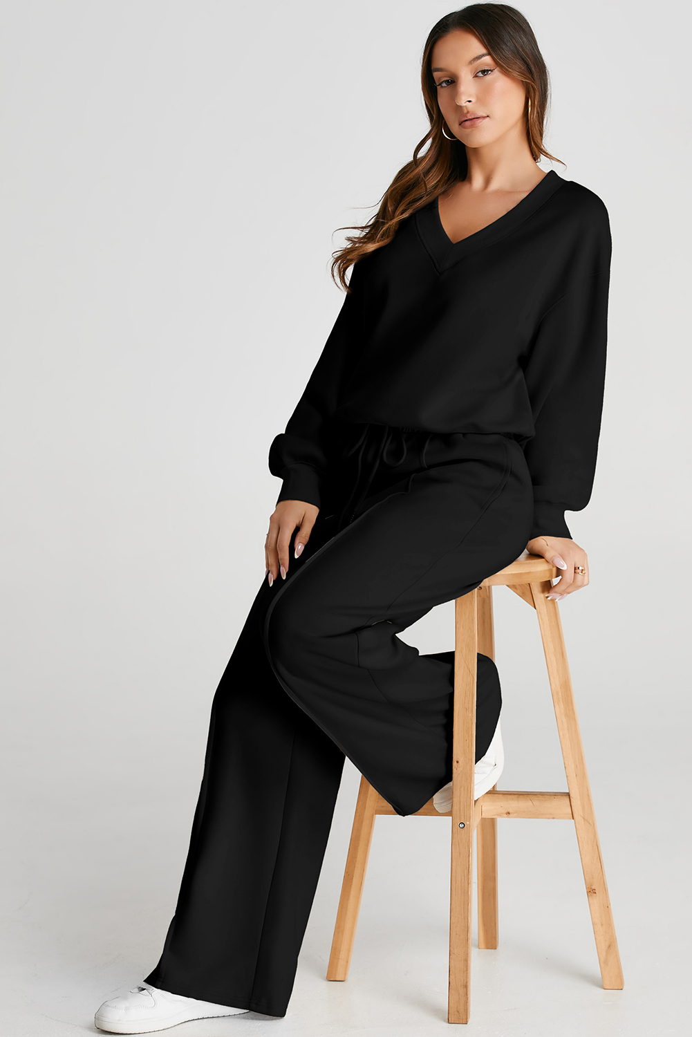 Stylish Long Sleeve Workout Set - V-Neck Crop Top and Pants - Detail View 3 Stylish Long Sleeve Workout Set - V-Neck Crop Top and Pants - Detail View 3