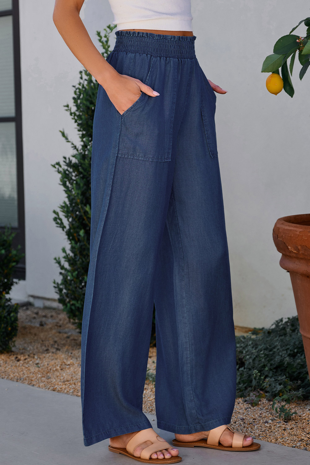 Trendy Wide Leg Denim Jeans: High Waist and Retro-Inspired Look - Detail View 3 Trendy Wide Leg Denim Jeans: High Waist and Retro-Inspired Look - Detail View 3